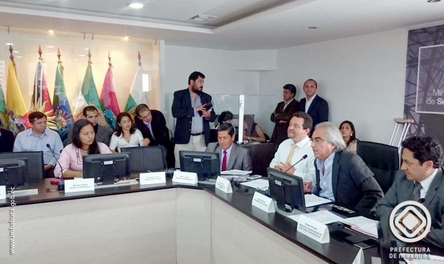 Autoridades de las prefecturas provinciales durante el encuentro con los ministros de los sectores estratégicos en el CONGOPE. 