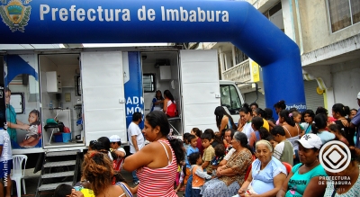 Las personas hacen fila a fin de acceder a un turno para la atención médica.
