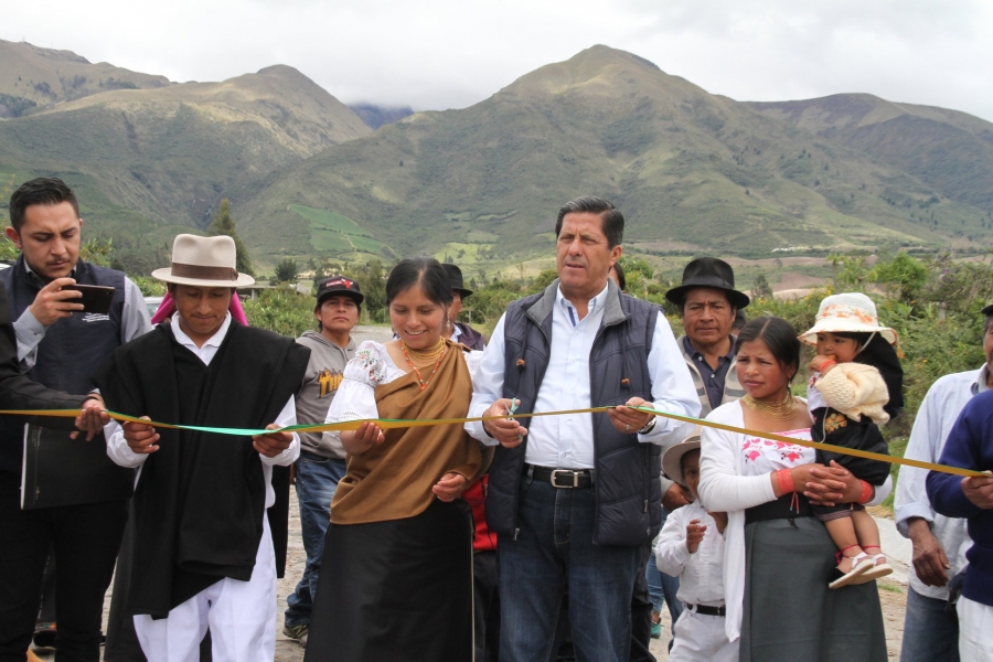 Inauguración del empedrado del camino principal de Iltaquí.