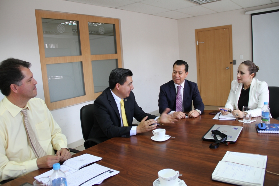 La prefecta encargada, María Gabriela Jaramillo, en la reunión de trabajo con el coordinador de Programas de Desarrollo Económico Delegación de la Unión Europea para Ecuador, Marco Venegas, y el equipo de trabajo del Gobierno Provincial.