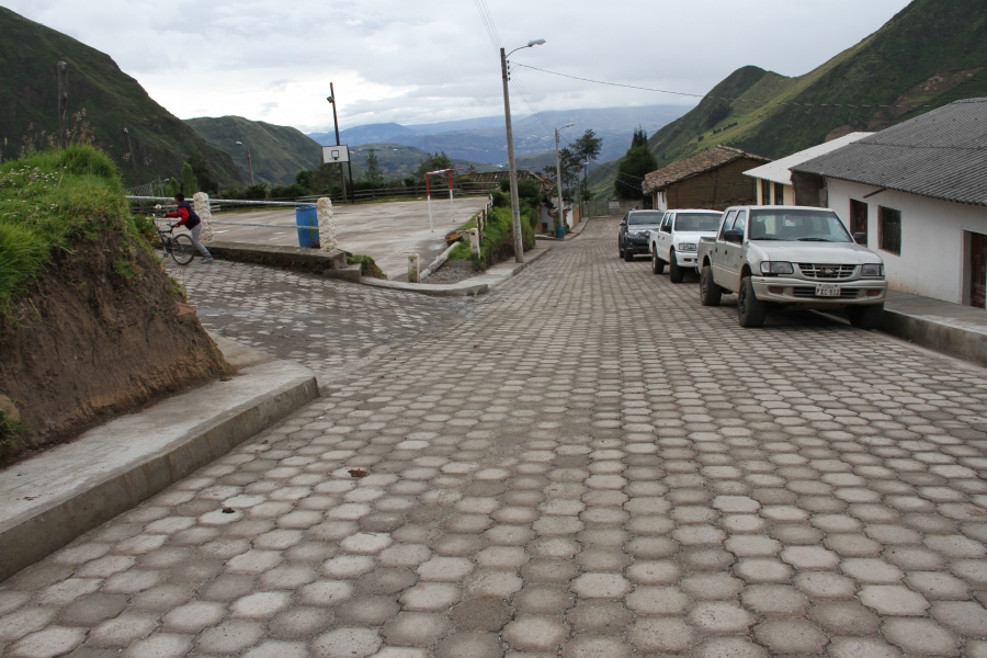 Las calles centrales de la comunidad Shanshipamba ahora lucen adoquinadas. 