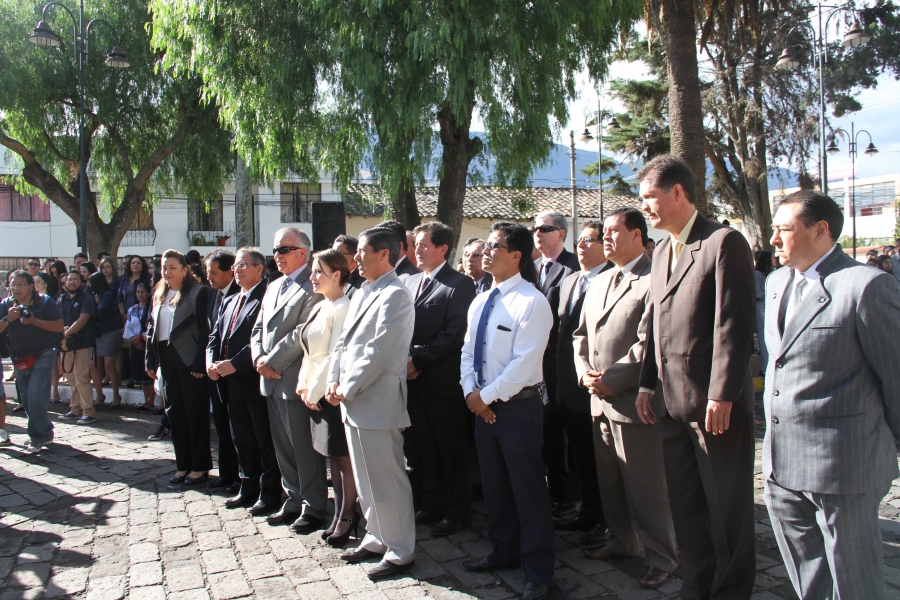 Autoridades del Gobierno Provincial de Imbabura en el acto de la colocación de ofrendas florales en el Parque Boyacá de Ibarra.