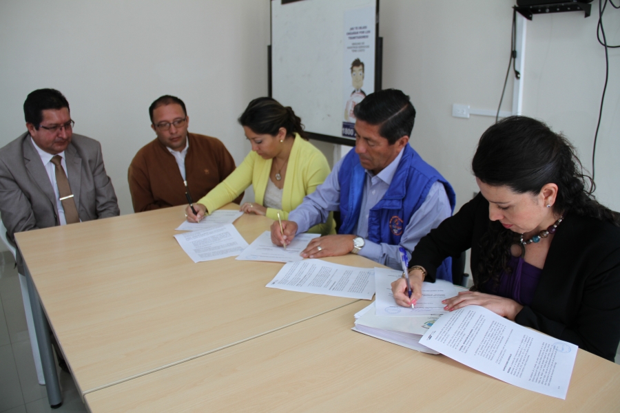 Firma del documento que establece una conquista laboral para los trabajadores de la Prefectura de Imbabura. Participan autoridades del organismo provincial, Ministerio de Trabajo y dirigentes.  