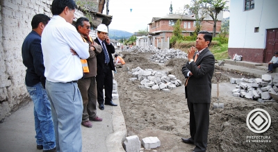  El Prefecto de Imbabura, Pablo Jurado, exige a los representantes de la Empresa DPM Ingenieros Asociados que se aumente el número de obreros en el proyecto vial.