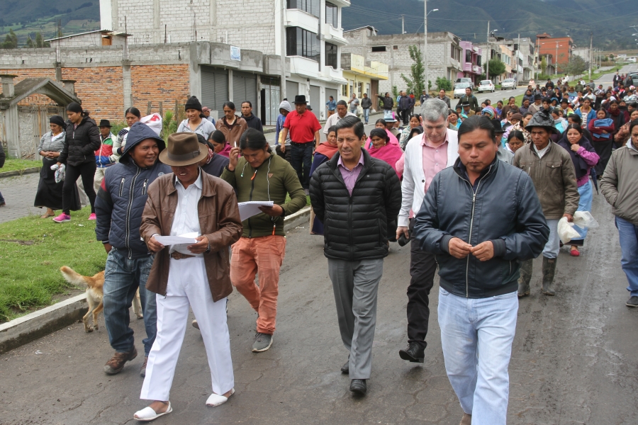 Junto a los líderes de esta localidad, el prefecto Pablo Jurado recorre el tramo vial que entrará en proceso de mejoramiento, a través del adoquinado.