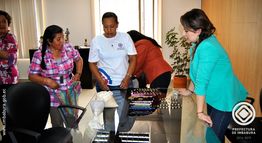 La Viceprefecta de Imbabura, María Gabriela Jaramillo, recibió a las representantes de las organizaciones de mujeres del cantón Espejo, como parte de la preparación del bazar navideño.