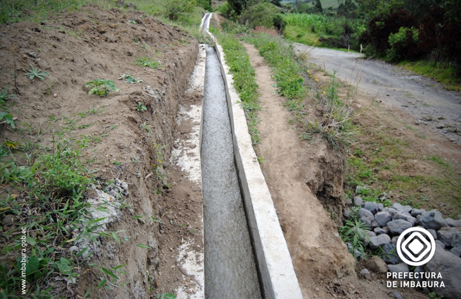Canal de Agua Quitubí rehabilitado en Imantag. 