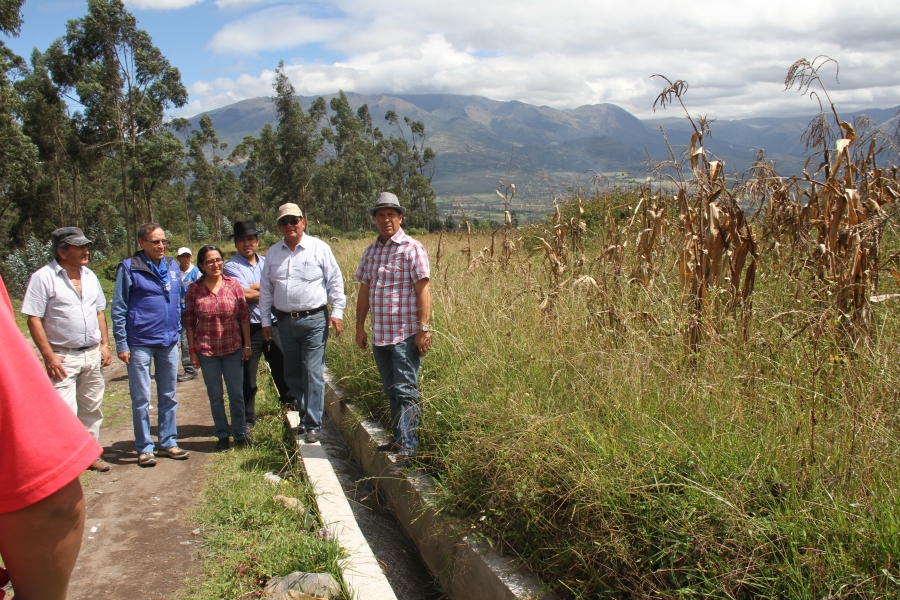 La acequia de riego Peguche - San Antonio fue rehabilitada por la Prefectura. El titular del organismo, Pablo Jurado, y los dirigentes de los agricultores de la zona recorrieron la obra. 