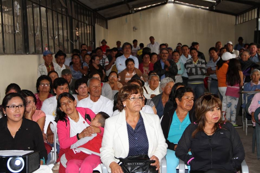 Reunión popular en el Barrio El Tejar de Ibarra entre el prefecto de Imbabura, Pablo Jurado, y los líderes de distintos barrios. 