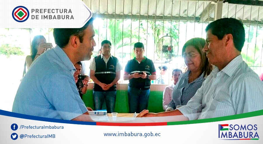 En Las Golondrinas, El prefecto de Imbabura, Pablo Jurado y su colega de Esmeraldas, Lucía Sosa recibieron de manos de Juan Pablo Pozo, presidente del CNE, el registro electoral para la Consulta Popular del próximo 03 de abril.