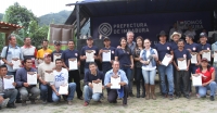 Productores de café y autoridades aparecen en el acto en el que se entregaron certificados por haber participado en un curso de capacitación sobre producción de café de calidad.