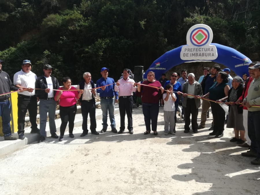 Acto de inauguración del puente en Sigsipamba.