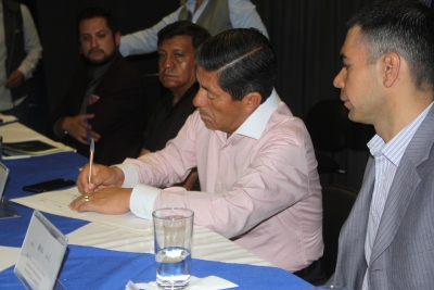 Las autoridades de la Prefectura, Ministerio del Ambiente, Educación y representantes de 21 entidades públicas y privadas firman el acta de conformación del Consejo Consultivo Local de Educación Ambiental de la Provincia de Imbabura.