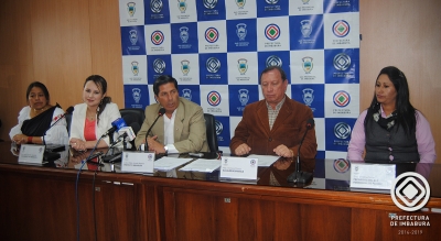 Las autoridades de la Prefectura, Alcaldía de Otavalo y Juntas Parroquiales de Miguel Egas Cabezas y Pataquí en el acto de la firma de los convenios.