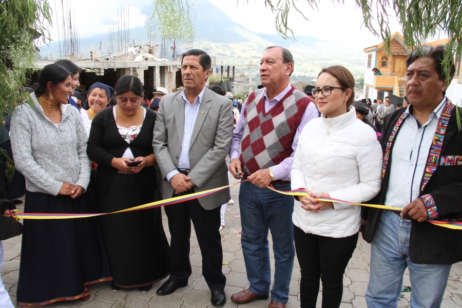 Con gran algarabía se inauguraron los trabajos de adoquinado en esta parroquia.