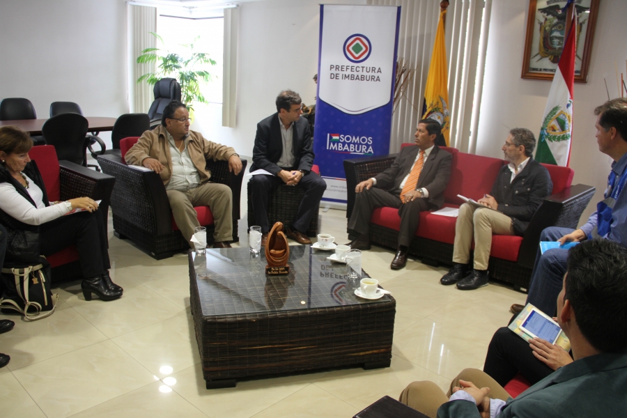 Diálogo entre los representantes de la Unión Europea y el prefecto de Imbabura, Pablo Jurado, para analizar iniciativas de cooperación.