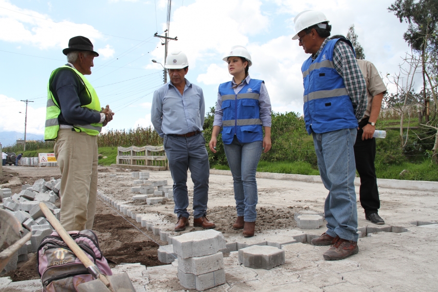 En compañía del equipo técnico, la viceprefecta, María Gabriela Jaramillo, recorre la obra de adoquinado de la vía Ilumán – Agato – La Compañía. 