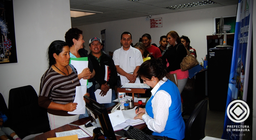 En las oficinas de la Prefectura, la ciudadanía presentó sus iniciativas productivas para beneficiarse del apoyo.