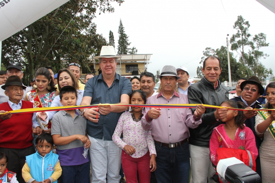 Autoridades de la Prefectura, Municipio de Ibarra, EMAPA, Gobierno Parroquial de la Esperanza y moradores de la zona recorren la vía asfaltada.