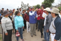 Junto a los pobladores, el prefecto de Imbabura, Pablo Jurado, recorre esta localidad otavaleña para analizar lo que debe hacerse en favor del desarrollo.