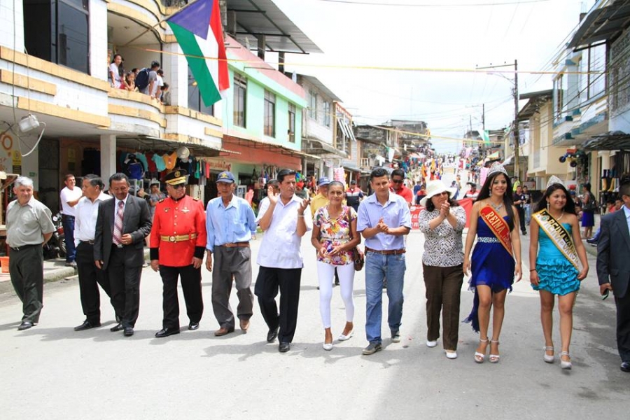 El prefecto de Imbabura, Pablo Jurado presidió el desfile cívico-cultural y la sesión solemne por los 45 años de creación de Las Golondrinas.