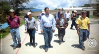 El prefecto de Imbabura, Pablo Jurado, acompañado de las autoridades parroquiales y moradores recorren las vías de esta localidad.