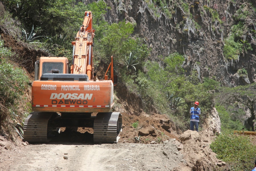 El equipo caminero de la Prefectura de Imbabura rehabilita un camino alterno en el sector La Mesa de Pimampiro para facilitar el paso de vehículos.