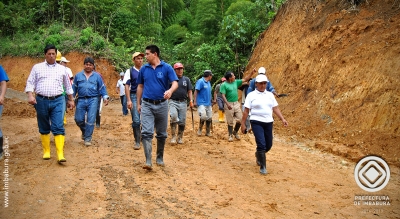 El Prefecto de Imbabura, Pablo Jurado, recorre la carretera Río Verde Bajo – San Francisco – Palmira para observar el estado actual de los trabajos de apertura. Lo acompañan las autoridades del Gobierno Parroquial.