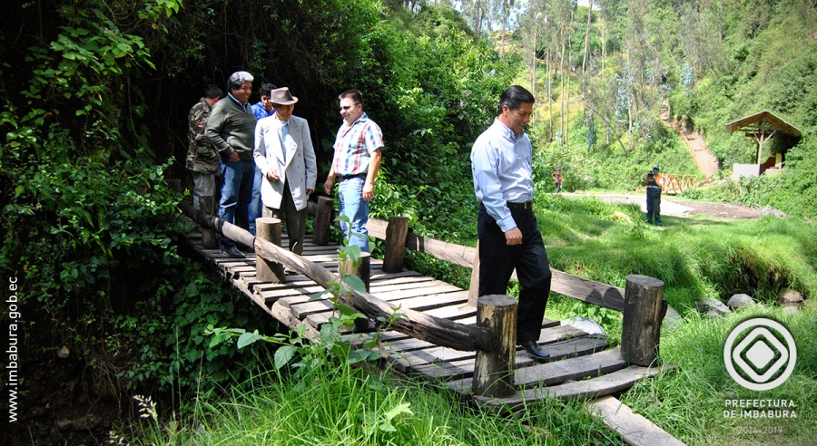 El prefecto de Imbabura, Pablo Jurado, recorre la Acequia “El Artezón”, que empezó a ser intervenida.