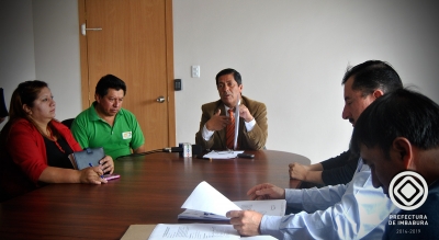 El prefecto de Imbabura, Pablo Jurado, se reunió con autoridades y dirigentes comunitarios de Pimampiro, para coordinar las obras que ya estaban planificadas y que se ejecutarán en la actual administración.