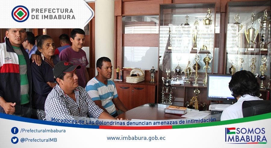 Moradores de Las Golondrinas en la Fiscalía de Imbabura presentando la denuncia. 