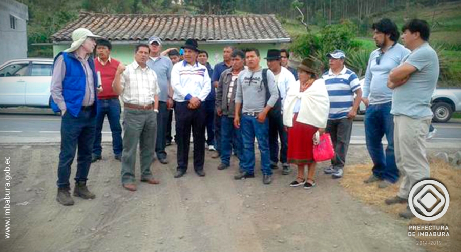  El prefecto Pablo Jurado y los pobladores de San Pablo recorren las vías de la localidad.