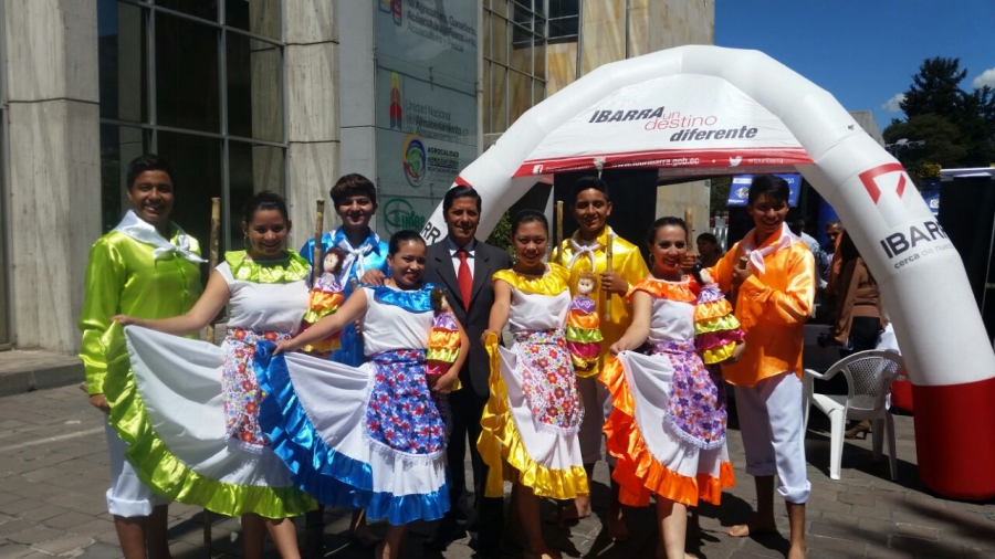 Grupos de danza y emprendedores acompañaron a la delegación imbabureña que se encargó de promocionar las fiestas de provincialización en Quito.