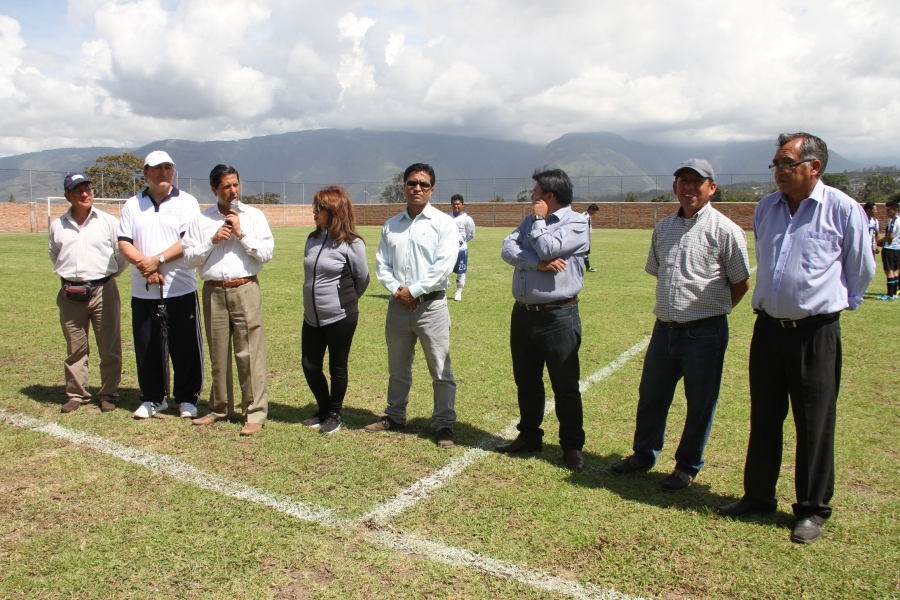 En medio de una programación deportiva, el prefecto de Imbabura, Pablo Jurado, inauguró el gramado del estadio.