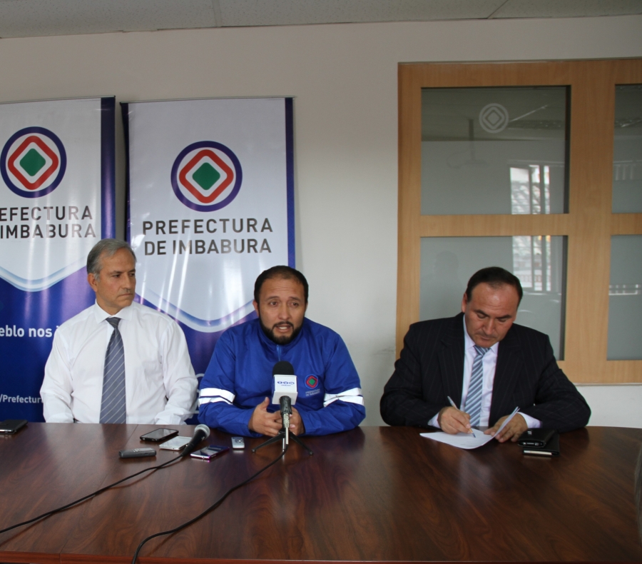 Polo Martínez y José Noboa, representantes de la Asociación de Servidores Públicos y Sindicato de Obreros, respetivamente, acompañados de Fausto Lima, Director Financiero, participaron en la rueda de prensa. 