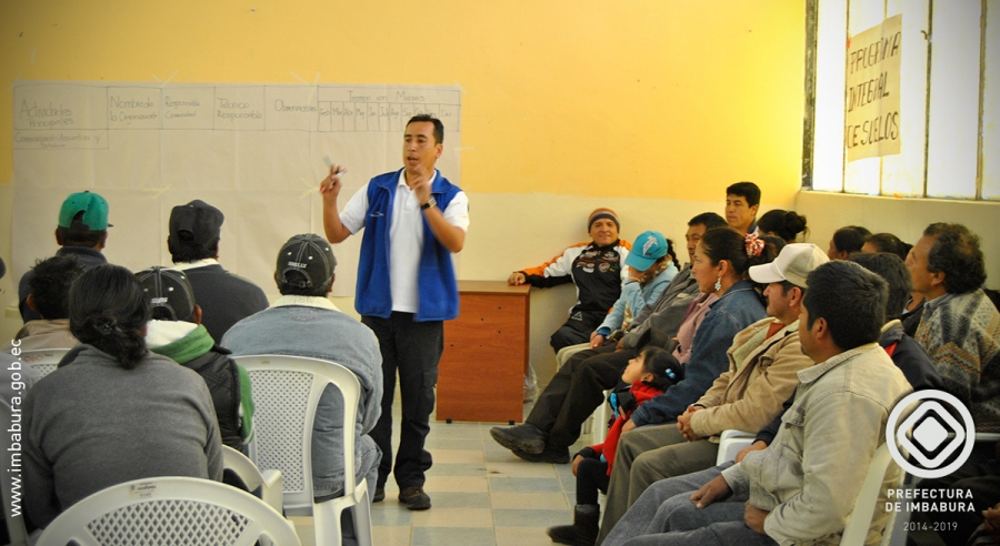 En la parroquia Sigsipamba, el personal técnico de la prefectura facilita el desarrollo del taller en el que las comunidades expusieron las propuestas de inversión en el área de fomento productivo.