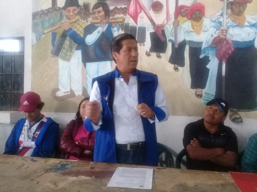 En la comunidad El Morlán de Cotacachi, el prefecto Pablo Jurado se reunió con los habitantes para informar sobre el inicio de este proyecto vial.