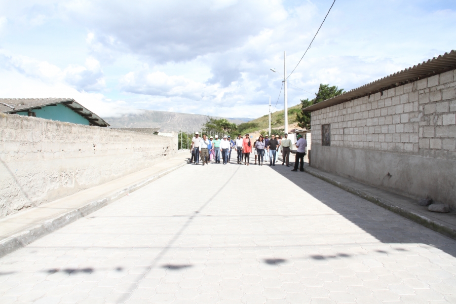 Autoridades y habitantes participaron en el acto de inauguración de la obra.