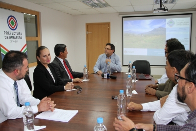 Autoridades de la Prefectura de Imbabura y el Ministro de Turismo, Enrique Ponce de León, durante la reunión para analizar el apoyo al Proyecto Geoparque.