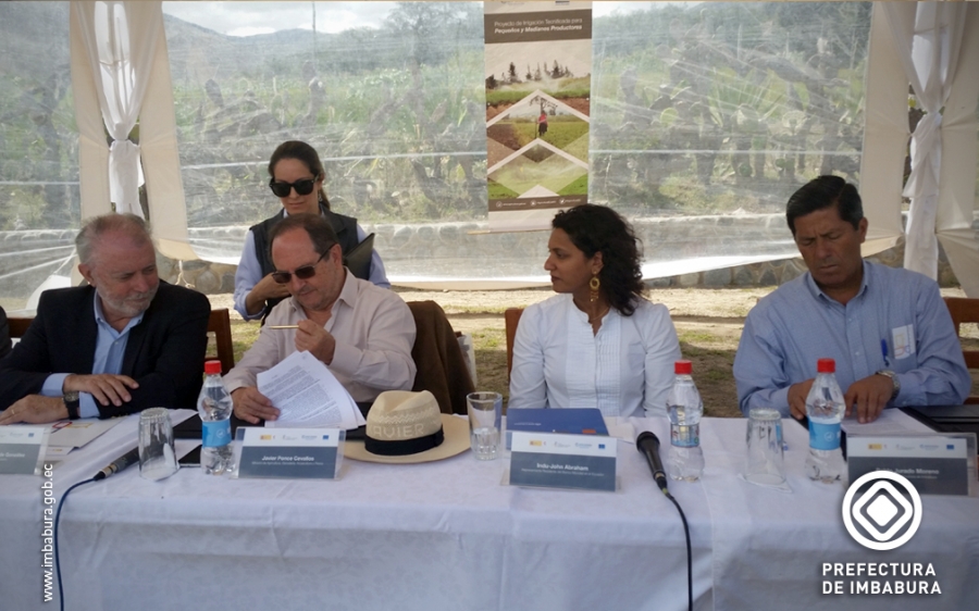 El Ministro Javier Ponce y el Prefecto Pablo Jurado en la firma del convenio.