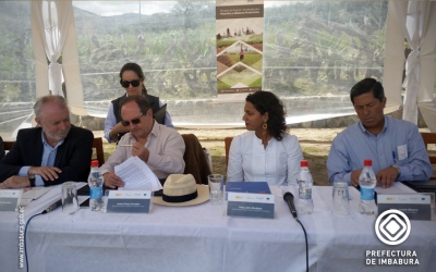 El Ministro Javier Ponce y el Prefecto Pablo Jurado en la firma del convenio.