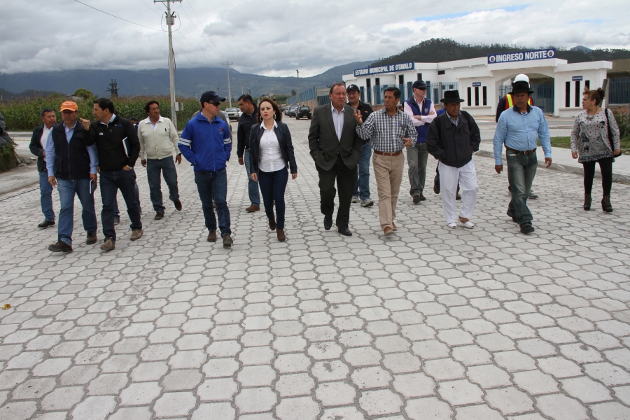 Autoridades de la Prefectura, Municipalidad de Otavalo y Gobierno Parroquial de Ilumán recorren las vías que son adoquinadas.