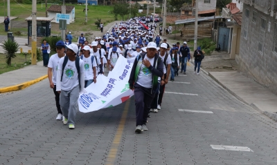 Autoridades provinciales y nacionales y estudiantes de los establecimientos educativos de Otavalo y Antonio Ante durante la jornada ambientalista en el sector de la cascada de Peguche.