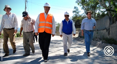 Acompañado del equipo técnico de trabajo, el Prefecto de Imbabura, Pablo Jurado, (centro) constata la realización de la labor preliminar del adoquinado de la carretera.