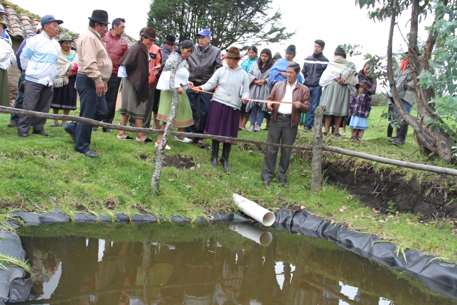 Junto a los comuneros de Cochas, las autoridades verifican el funcionamiento de los reservorios de agua. 