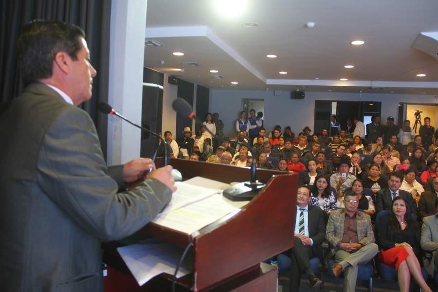 El prefecto de Imbabura, Pablo Jurado, durante el acto de rendición de cuentas.