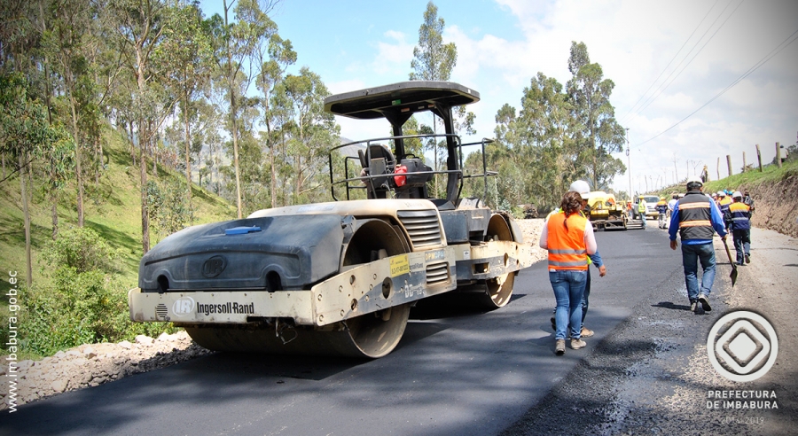 La actual administración asumió la responsabilidad de culminar el proyecto de asfaltado de la vía La Esperanza – Zuleta – Límite Provincial.