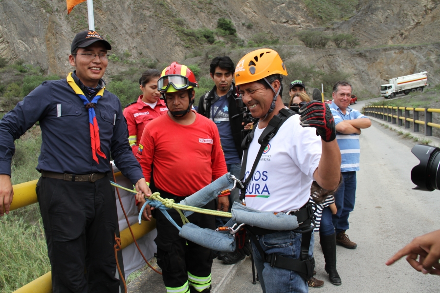 En el puente La Concepción, el prefecto de Imbabura, Pablo Jurado, participó en la práctica del puenting. 