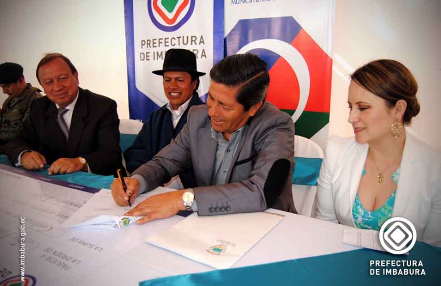 El prefecto Pablo Jurado firma el contrato para la ejecución de la obra de asfaltado de la calle Shyris.