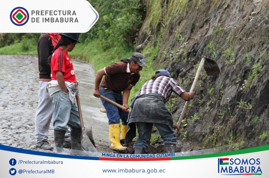 Los comuneros del sector trabajan en la limpieza de las cunetas, en un tramo aproximado de 5 kilómetros.